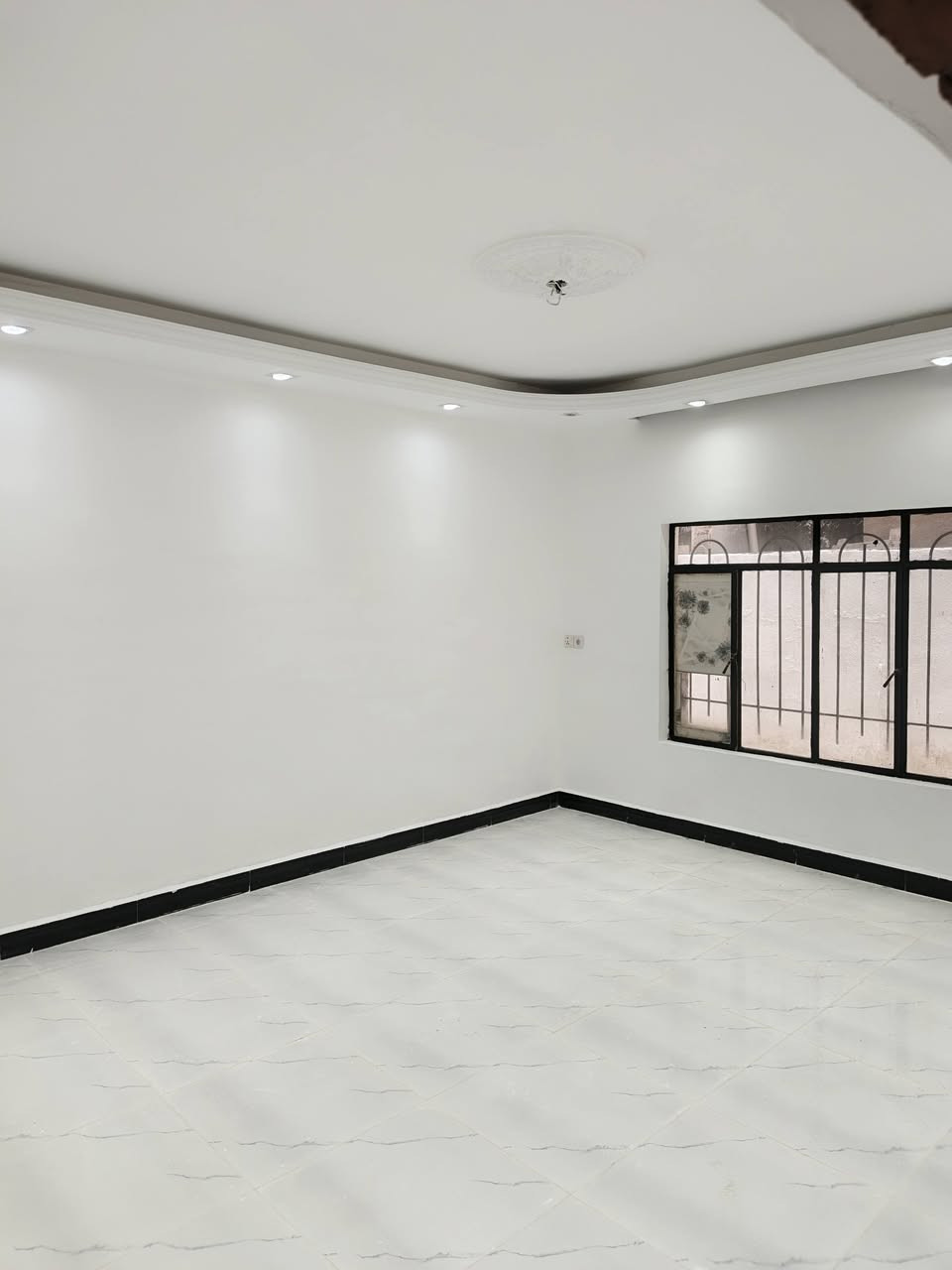 دار للبيع ( 200م ) واجهة ( 10م ) 
#موقع_العقار 🗺 : حي الخضراء - خلف جامع السرمدي 
على شارع 20 متر 
طابق اول : غرفتين نوم + مطبخ + هول + صحيات + استقبال + كراج  
طابو ملك صرف 
لمزيد من معلومات اتصال على
📞***********
