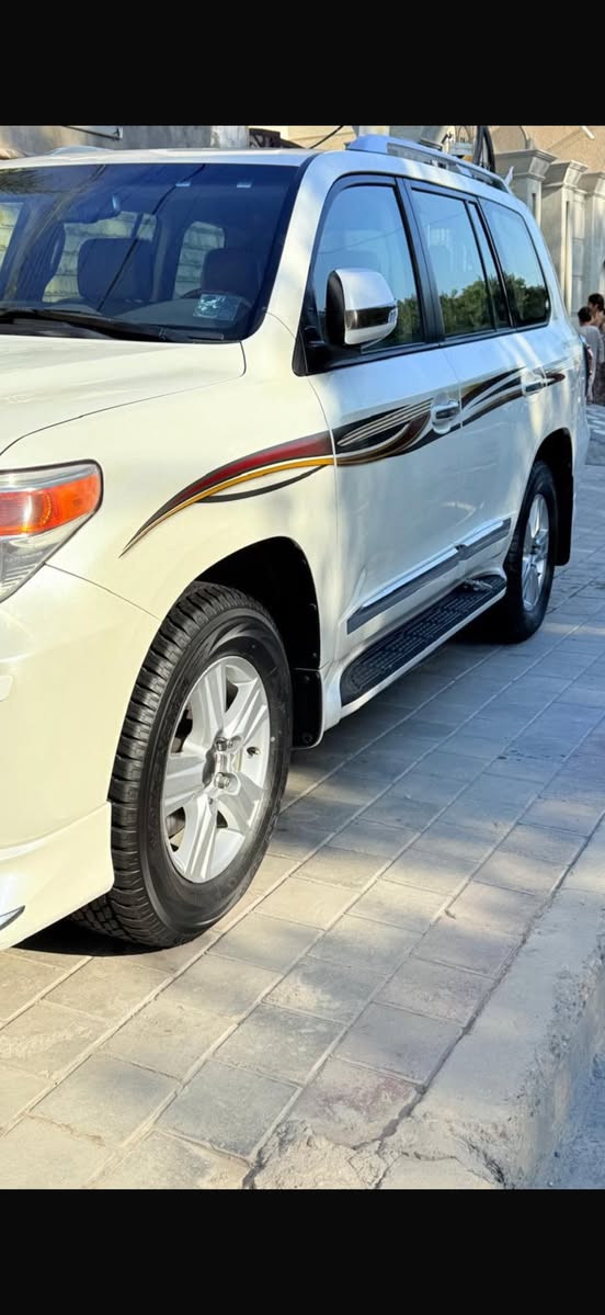 سلام عليكم 
تويوتا  لاندكروز 
موديل 2013 
شركت ساز 
فول موصفات واحد على واحد 
مكينه 8 اسلندر 4600 سبير ما نازل 
عده ما مفتوحه مكفوله كفاله عامه 
عدد بصمات اثنين ماشيه 73 ألف 
رقم أربيل الدولي تحويل ثاني يوم 

السعر عند الاتصال 
الهاتف ***********
مكان السياره بغداد
