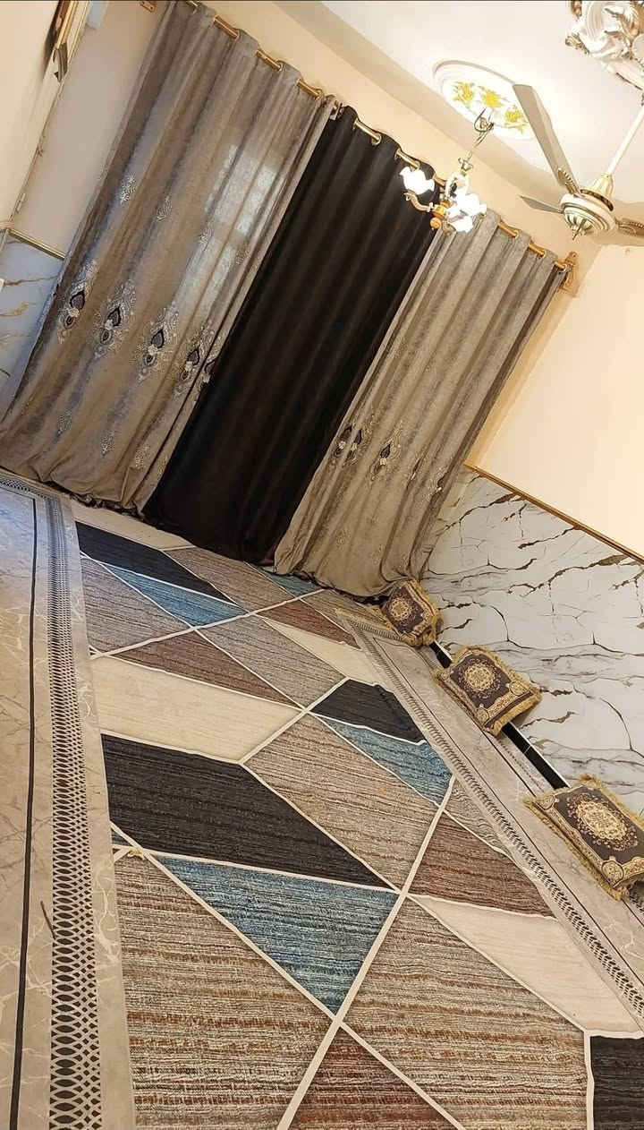 السلام عليكم بيت 200متر  منطقه بوب الشام قريب عل قوس بشارع المدارس بناء جديد العكاده غرفتين نوم مطبخ بارد و مطبخ حراري حمام داخلي حمام وتواليت بره وبي محل جبير سعره 45 وبي مجال رقم الهاتف***********
