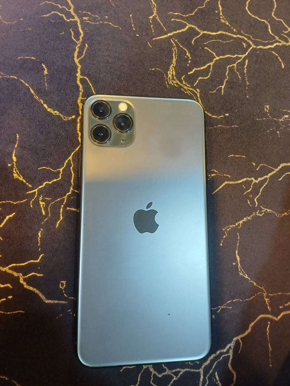 سلام عليكم شباب ايفون11برو ماكس زيتوني جهاز نضافته كلش حلوه مامبدل بي شي استخدام قليل ولهاذ اسبب محافض على نضافته بطاريه ٨٠ ذاكره٦٤ ب٣٠٠ وبي مجال بس نقطه بل شاشه جدا خفيفه بل طرف رقم تليفون***********
