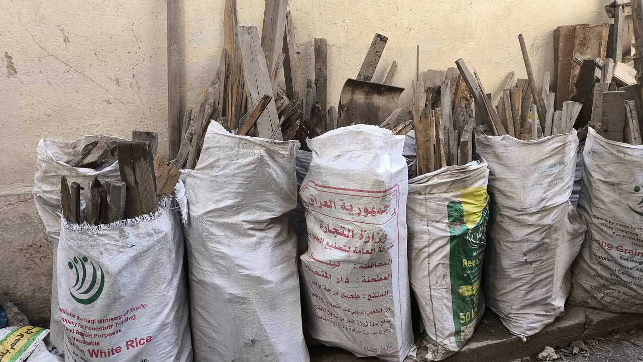 السلام عليكم خشب 18كونيه ابواب 6بيهم سكبات 2مكاني جانب الايمن حي زنجيلي قرب افران  بغداد رقم الهاتف ***********..***********
