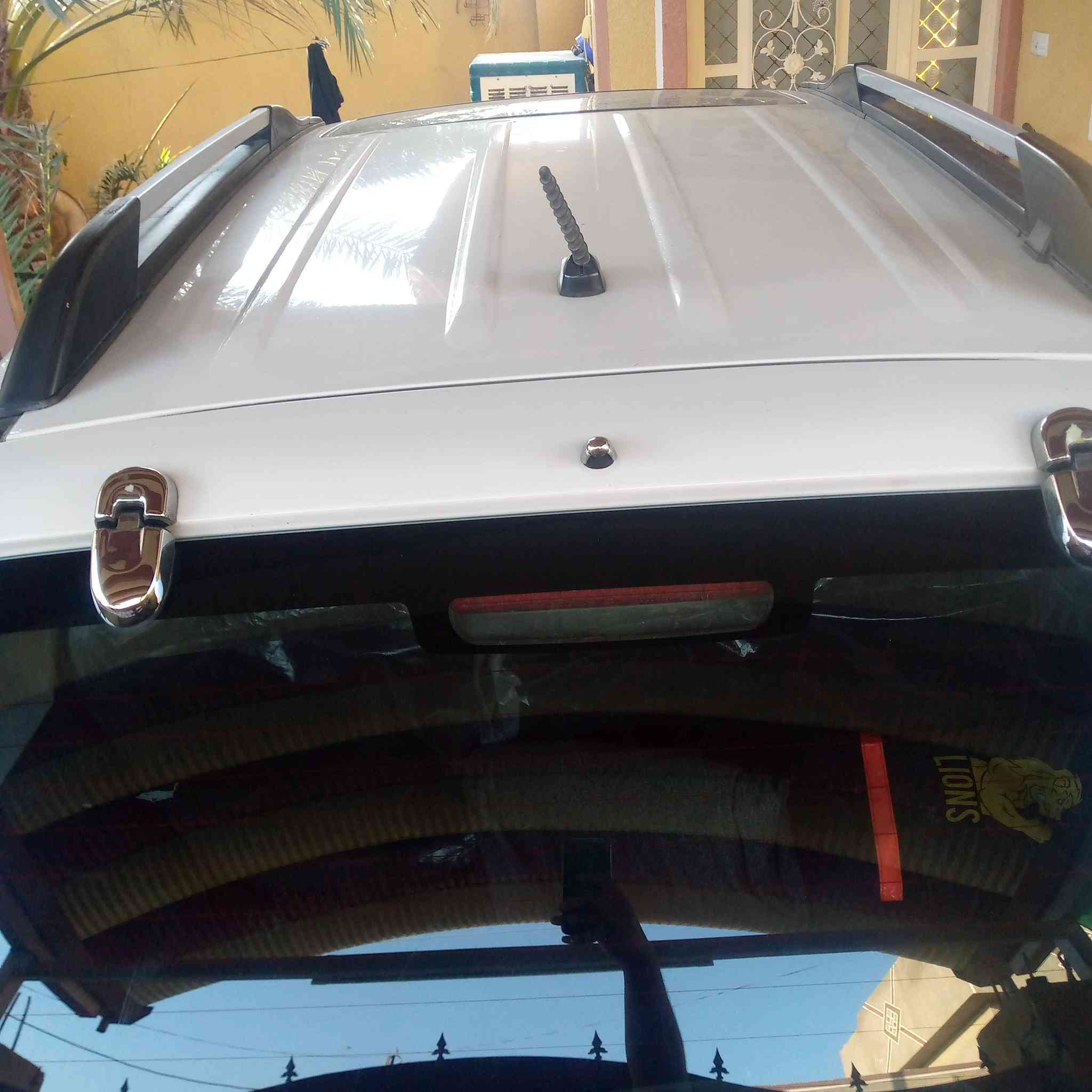 سلام عليكم 
توسان 2009خليجي 
رقم بغداد إنگليزي بأسمي 
تبريد+ تدفئة شغال 
كاملة وجاهزة للاخير 
سيارة بيها جاملغ سايق مبدل 
وبارد قليل بالباب... والباقي كفالة عامة 
سعر ١٢٣ وبيها مجال 
للاستفسار اتصل
***********
