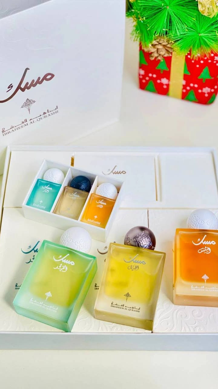 ⁨ سيت مسك ابراهيم القرشي لكلا الجنسين Ibraheem Al Qurashi Musk Perfume Set Unisex 🩵🫧🍬 
يتضمن 6 عطور متنوعة بروائح مميزة وغنية. 
♡  الحجم الكبير 3 قطع 75ml 
♡ حجم ميني 3 قطع 10ml 
النـوتـات العطرية :
- مسك الليل : 😔🌠
البرغموت، الكشمش الأسود، التفاح
خشب الأرز، الباتشولي، الكراميل
المسك، العنبر، الرمان
مسك الشمس : ☀🥹
القرفة، الهيل، زهر البرتقال، البرغموت.
 البوربون، الإليمي، الفانيليا.اللوز الحلو، المسك، الأمبروكسان، خشب الغاياك.
مسك القمر : 🌙💋
الليتشي، الراوند، البرغموت، جوزة الطيب. الورد التركي، الفاوانيا، المسك، الفانيليا، البتاليا. الكشميران، البخور، خشب الأرز، نجيل الهند الهايتي


**إذا كنت صاحب هذا الإعلان وتريد حذفه لأي سبب، رجاءا أرسل رسالة إلى الدعم الفني**