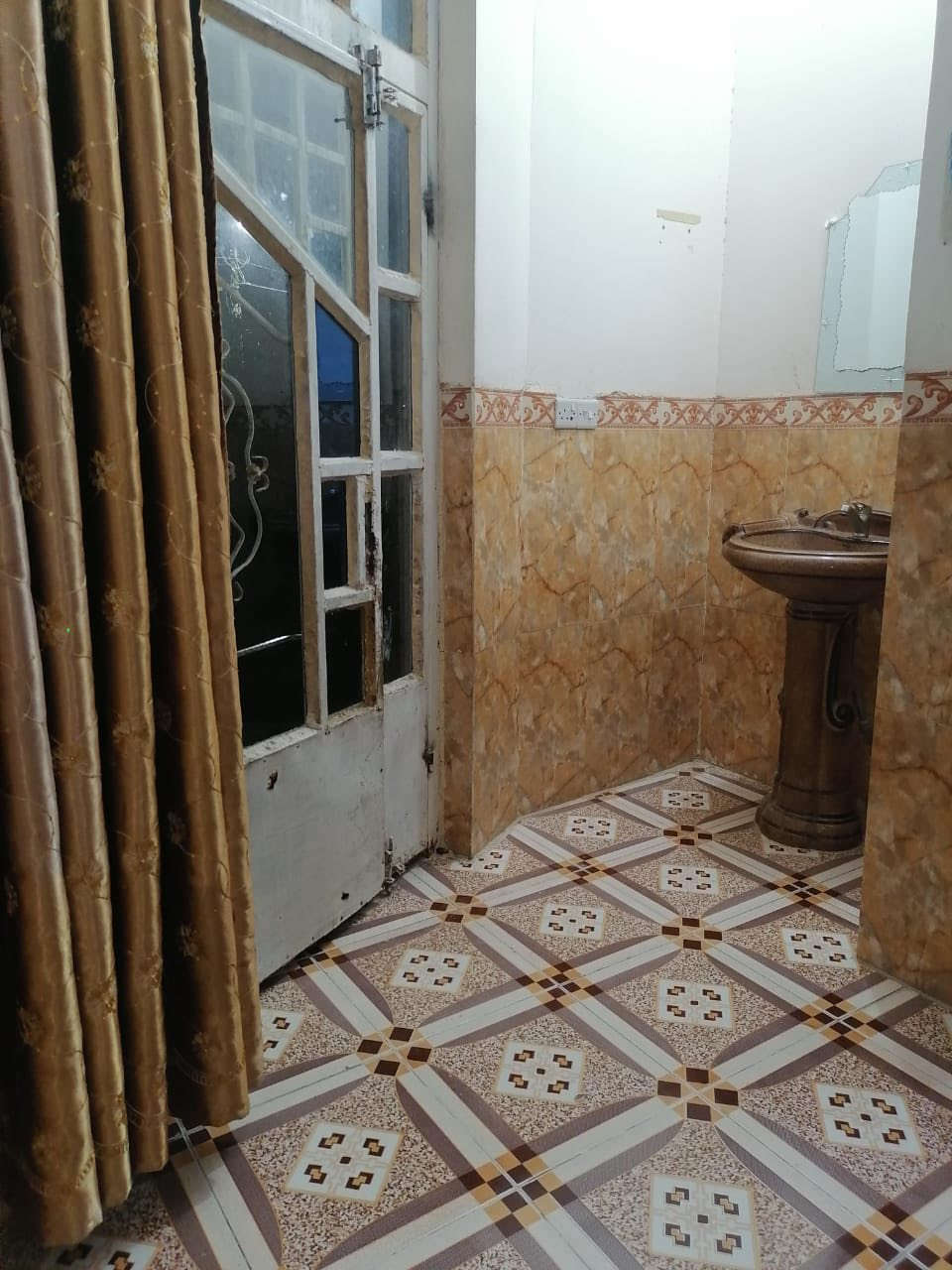 دار 300م واجه 10نزال 30قرب جامع المغيث بيع سريع 
***********
