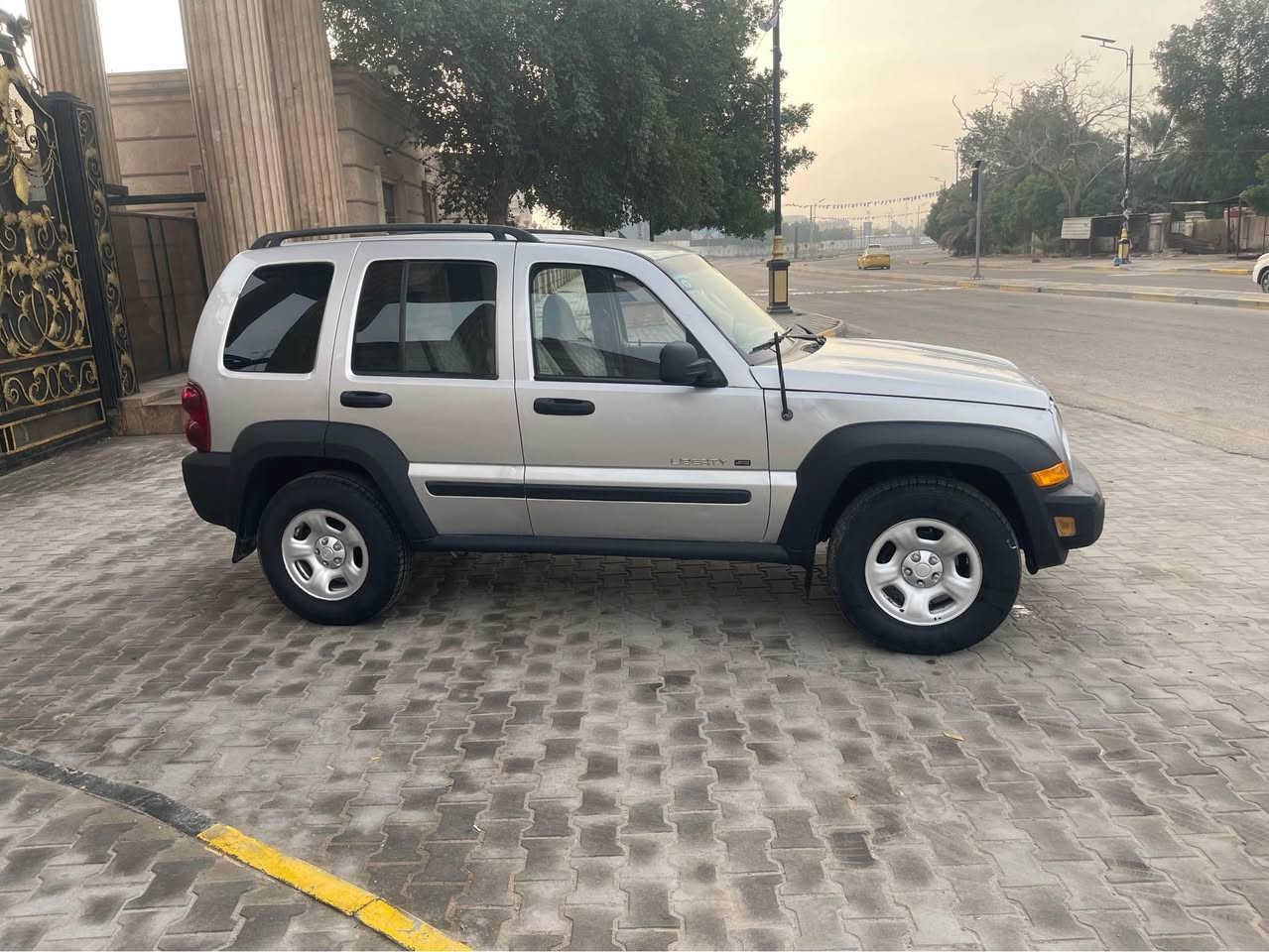 ‏سلام عليكم جيب ليبرتي 2007 سيارة كفالة من الصبغ ما عدا مكان قليل خياس وعمر بهاجاملغ وباب بدلات نفس اللون السيارة ماش 170 متأكد السيارةكير محرك بلادي تخم تاير كلا جديد دوش مع أرضية دوش كشنات ما ناقصها أي شي جاهزة مجهزة رقم بصره مميز تحويل ثاني يوم السعر 88 رقم الهاتف *********** العنوان بصره معقل علما السيارة أحلى من الصورة وتاييك وين ما تريد ￼￼￼￼ البصرة, العراق
