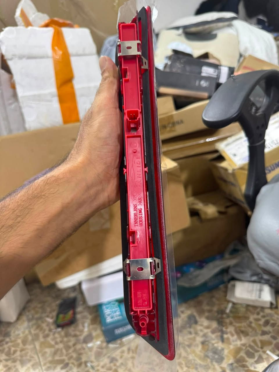 قطعه بهذا الشكل متوفر كميه انطي سعر وبالعافيه  حسب كوكل يكول
بناءً على مطابقة الرقم التعريفي CN15 13A6 13AC والشكل الموضح في الصورة الجديدة، يتبين أن هذه القطعة هي مصباح الفرامل الثالث (العلوي) المخصص لسيارة فورد إيكوسبورت (Ford EcoSport)


**إذا كنت صاحب هذا الإعلان وتريد حذفه لأي سبب، رجاءا أرسل رسالة إلى الدعم الفني**