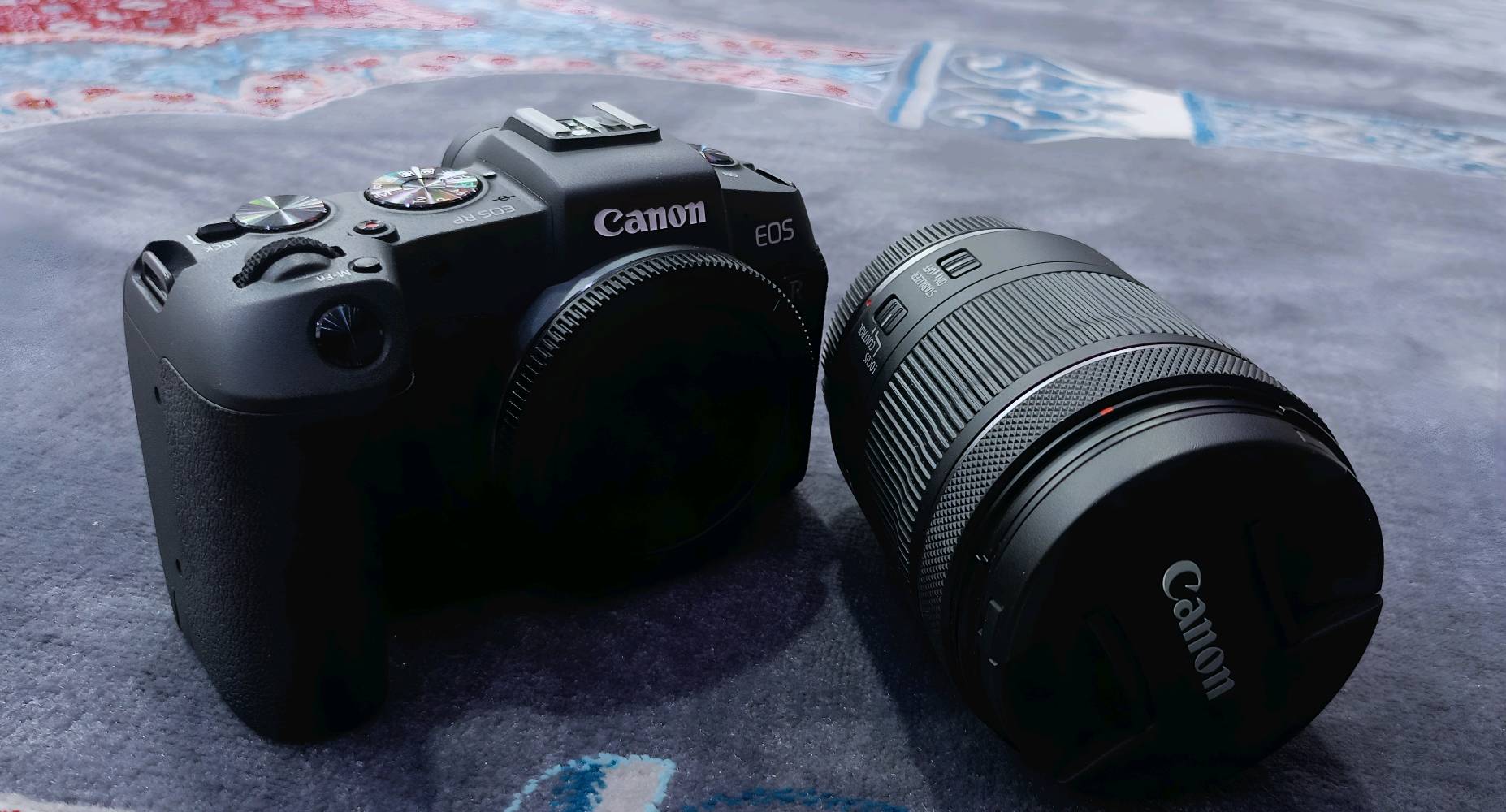 للبيع كاميرا Canon RP (الوحش الـ Full Frame) بحالة الوكالة، الكاميرا "اخت الجديدة" ونظافتها 100%.
​العدسة: الاصلية مال الكامرة  24-105mm (شغالة لكل شي: بورتريه، طبيعة، وفيديو).
​الشتر: صدمة! ما عابر الـ 1000 صورة فقط (يعني بعدها بورقها).
​النظافة: استخدام  قليل جداً، وبدون أي خدش.
​الباكيج كامل (يعني اشتري وبلش صور فوراً):
✅ رام 128GB أصلي وسريع.
✅ ستاند
✅ جنطة كانون الأصلية.
✅ حزام الكاميرا الأصلي.
✅ كافة الملحقات والكرتونة موجودة.
​باختصار: الكاميرا جاهزة، بس استلمها وبلش مشروعك الإعلامي
​📍 المكان: [البصرة/ القبلة / حي المهندسين/]
💰 السعر: [1,450,000] 
📞 للاستفسار:  [***********]