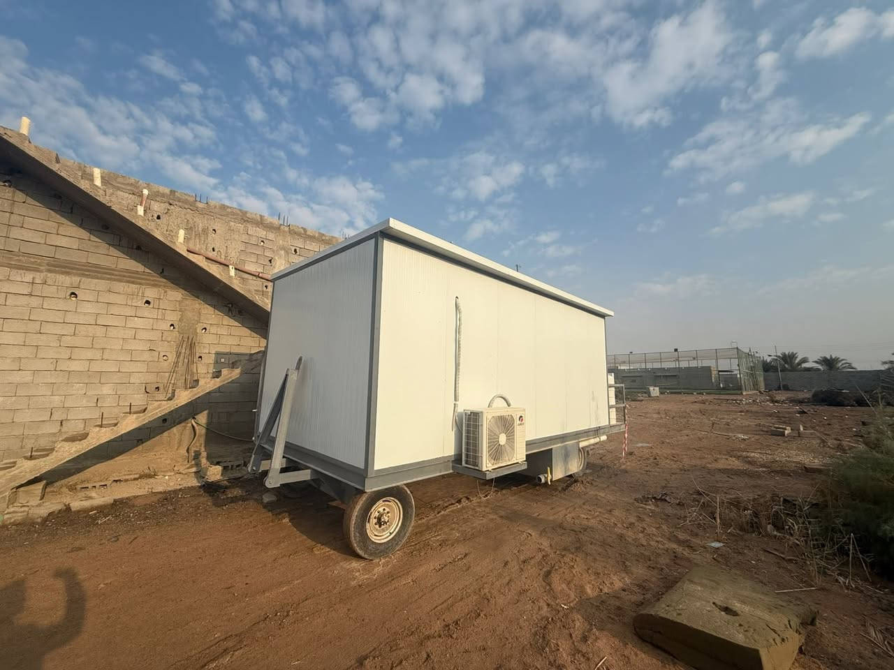 0776 369 8738
العرض 4 متر الطول 7  متر 
 يحتوي على مكتب +. صحيات   +
 مطبخ.   +؟  يحتوي على خزان نقل كاز 2600 لتر مخفي
