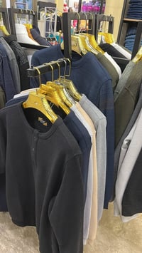 تخفيضات كبرى • ملابس • عرض خاص