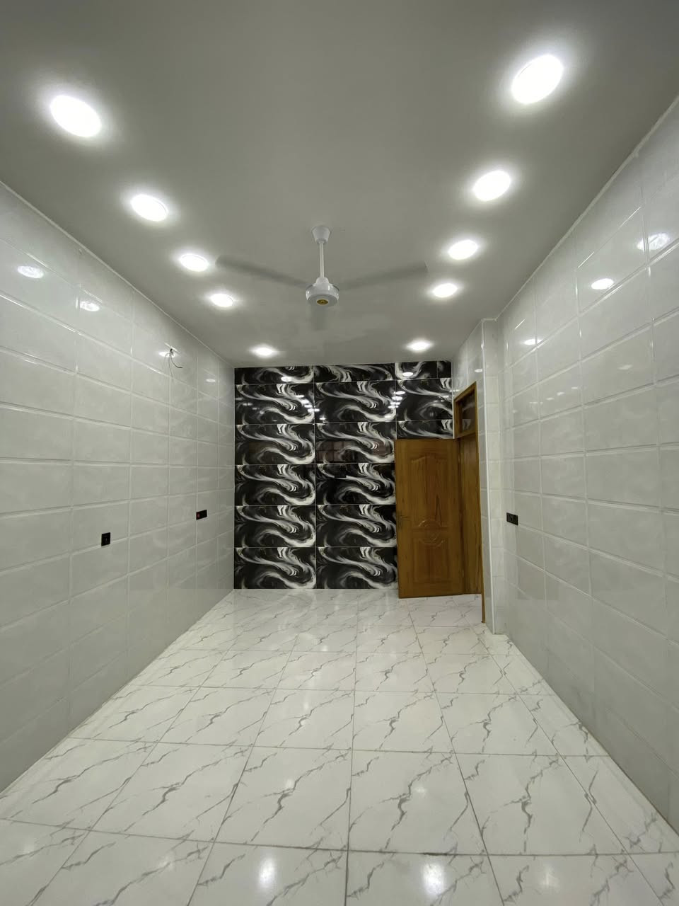 السلام عليكم
دار للأيجار بناء جديد مساحه 100 متر بناء درجه أولى جاهز من جميع الخدمات يحتوي على استقبال وصاله كبيره ترهم مطبخ بارد وصاله استراحه وحمام وغرفه نوم كبيره مثل ما واضح بل تصوير 
العنوان 📍الشرطه الخامسه الزراعي الجديد مقابل مدرسه القادسيه يبعد عن شارع سويب العام 100 متر فقط 
الاستفسار الاتصال على الرقم / ***********
