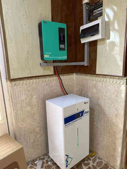 يتوفر نظام الدفع بالنقد أو الأقساط
مواد من احسن المناشىء وضمان حقيقي 

تم بحمد الله تجهيز و تنصيب منظومة طاقة شمسية في قرية شكراً في قضاء الشرقاط. 
          
تجهز المنظومة للمنزل ب 20 امبير نهاراً و 15 أمبير ليلاً(بالتناوب مع الوطني) 

مكونات المنظومة: 
¶  10 الواح نوع جينكو 585  واط ذات وجهين ذات كفائة عالية بضمان  10 سنة تم تثبيت الالواح على هيكل معدني مصنوع من الحديد المغلون المقاوم للصدئ. 
¶ جهاز انفيرتر  حجم 6 كيلو واط  بضمان سنة. 
¶  بطارية ليثيوم 15 كيلو واط-ساعة بضمان 5 سنوات. 
¶ لوحة توزيع وقواطع دورة مع جوزات ذكية.
¶ كونتكتر تحويل آلي بين الوطنية والطاقة الشمسية. 
¶ كيبلات خاصة بالتيار المستمر والتيار المتناوب. 
مع اجهزة حماية للمنظومه

العنوان: السوق الجديد- قرب مطعم قصة - الشرقاط - صلاح الدين

يمكنكم التواصل معنا على الارقام التالية:
*********** / ***********
واتساب وتلكرام: ***********
انستكرام: adwaa_comp
#أضواء_للطاقة_الشمسية_الشرقاط_صلاح_الدين
