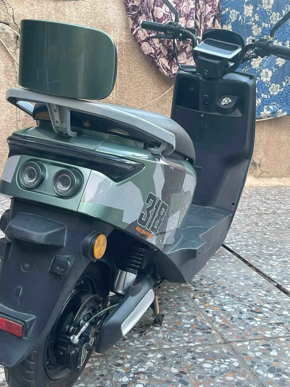 دراجه ٣١٨ أكفلك بيها كلشي تعال افحص أي خلل بيها تأخذها بلاش وتروح سرعتها ٦٠ بيها ٤نمر مثل ما موضح بل صوره مابيها أي خلل ماعده الشخوط ألبّيها شحنها يطول ٣ايام الدراجه معتني بيها كلش حتى بل شحن انتضرها تبرد ياله اشحنها  ٥٥٠ وبيها مجال بسيط سبب البيعه شغلي يردون مني اله دراجه بانزين 

***********
