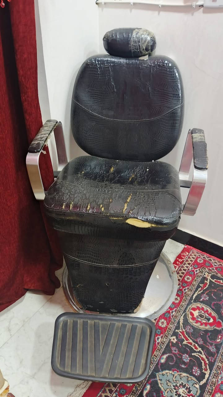 ثلاجه حجم وسط جديده السعر 250 الف 
كرسي حلاقه موضح بل صوره السعر 30 الف 
صوبه وجهين كهربائيه السعر 30 الف 
الأستفسار ***********‬
