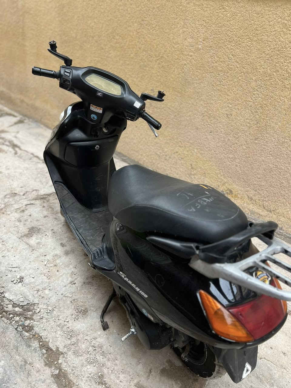 للبيع دراجه هوندا سبيس ياباني محرك١٠٠ السعر ٤٥٠ وبيها مجال للاستفسار الاتصال على الرقم***********
