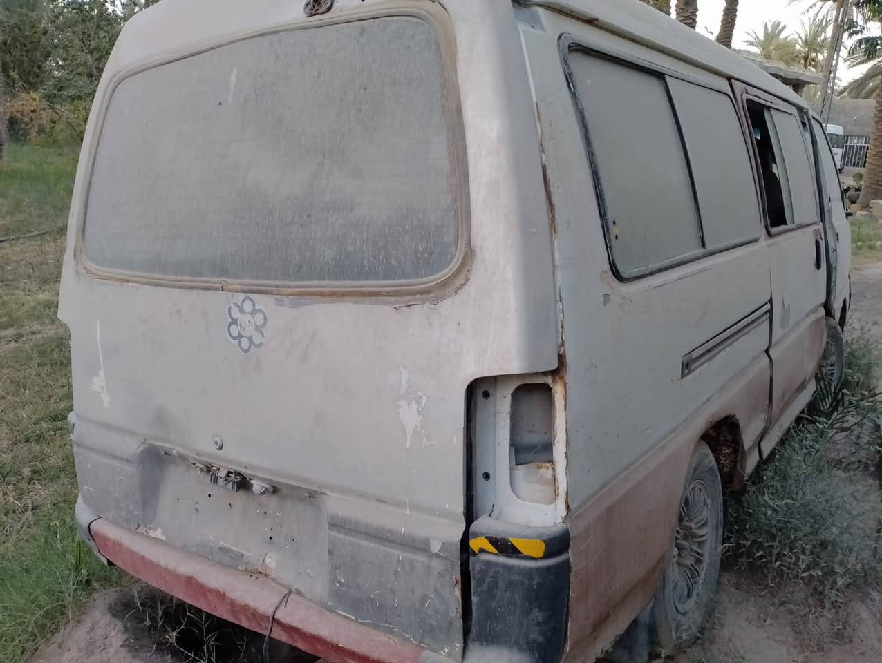 سياره للبيع كوم حديد بيها سنويه ورقمها بغداد أحمر رايدها ب400 قفل شراي يتصل ع هذا رقم ***********
