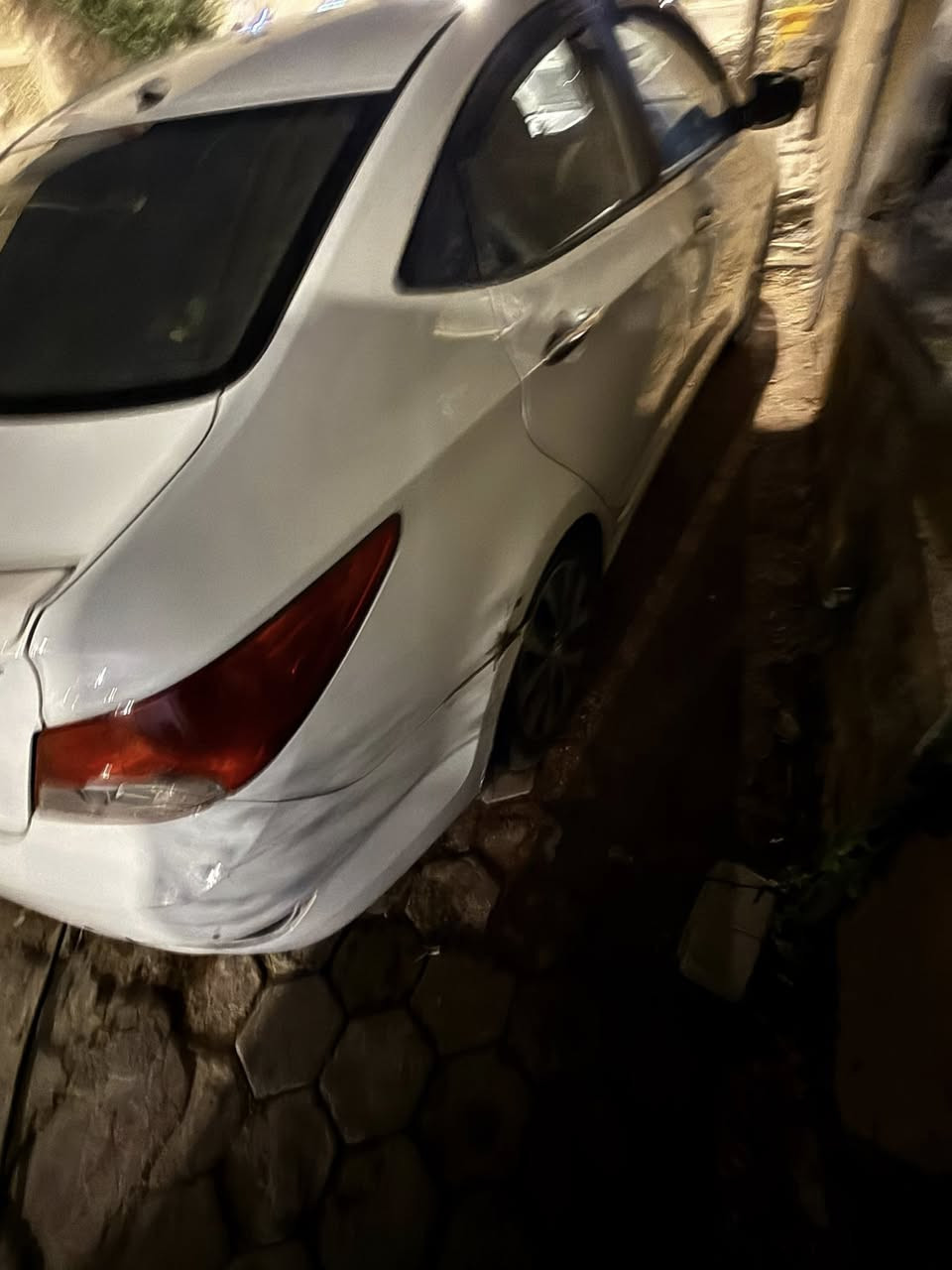 للبيع سياره اكسنت موديل 2013خليجيه السياره فول  تبريد فول حديديه مشتريدها ما شادها تاخذها جاهزه السياره بيها فقط بيبان ثنين من شركه مبدلات سياره حلوه مال بيت يرادلها ملاحضات بسيطه السعر 75رقم ***********
