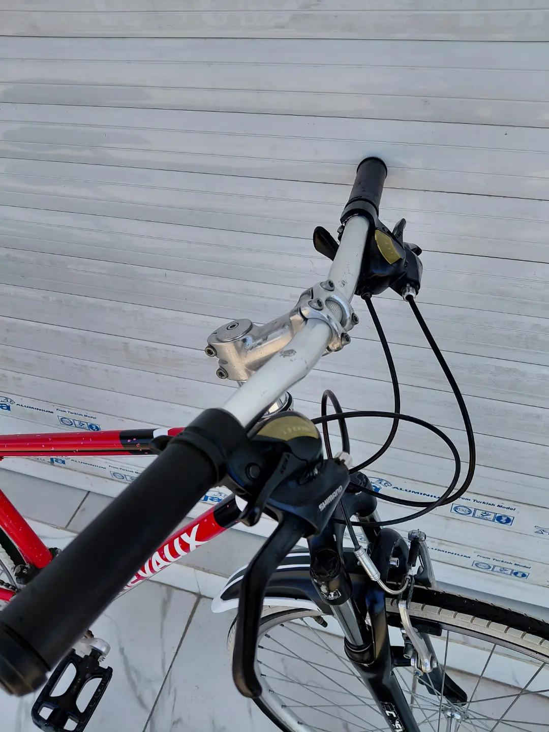 CHEVAUX 2018 حجم 28 / C700 كل الاجزاء المنيوم  الفريم حديد 3 × 7 سرعات من SHIMANO دبل امامي شغال  الدراجة جاهزة بدزن عيوب فقط شخوط بالفريم السعر 165 الف شامل التوصيل    ✈يوجد توصيل لجميع المحافضات ✈ كركوك مدخل سايدين حي الاسرى والمفقودين  معرض ابو شيفان ( *********** )
