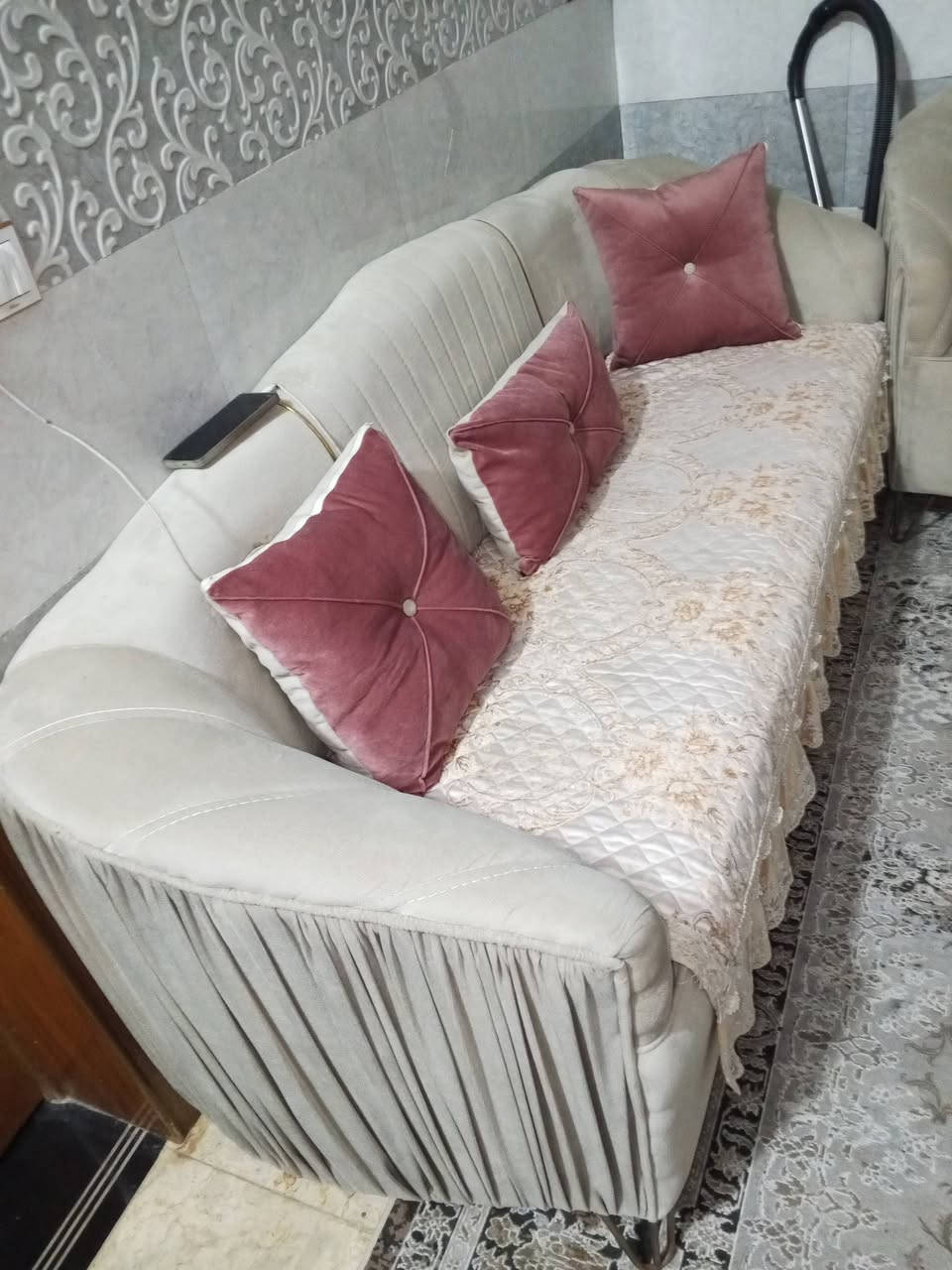 تخم يحتوي على 5مقاعد ب450وبي مجال***********
