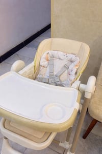 كرسي طعام اطفال ماركة كاديلو ويصير مرجوحة مشتريتة صار اسبوع جديد ممستع...