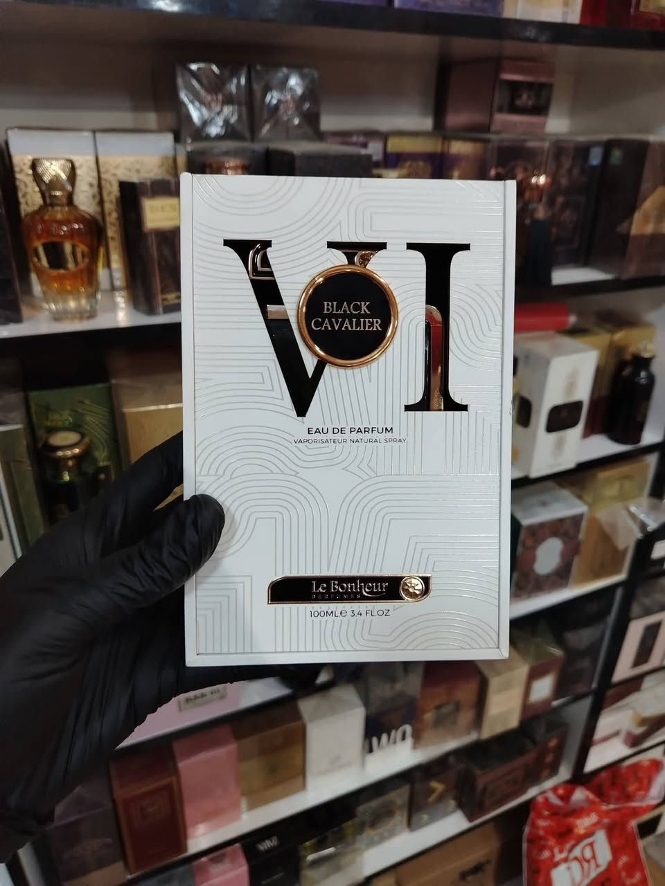 عطر بلاك كافلير
عطر Black Cavalier VI
 من العلامة التجارية Le Bonheur.
التركيز أو دي بارفان (Eau de Parfum)،
  عطر ذو تركيز عالٍ وقوة ثبات ممتازة. 

الحجم : 100 مل  

 عطر خشبي-زهري-مسك للجنسين، يتميز بمزيج من البرغموت والزنجبيل في المقدمة، قلب من البنفسج والمريمية، وقاعدة من خشب الأرز وخشب الصندل والباتشولي. ♥️♥️ 
 عطر عصري مصمم ليناسب المناسبات الرسمية وبيئات العمل، معروف بثباته العالي وانتشاره القوي.


**إذا كنت صاحب هذا الإعلان وتريد حذفه لأي سبب، رجاءا أرسل رسالة إلى الدعم الفني**