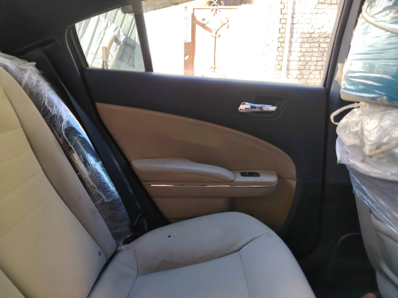 السلام عليكم كل عام وانتم بخير وصحة وسلامه نشالله عندي جارجر موديل 2014خصوصي اسود  سياره جاهزه رقم بغداد نكليزي بسمي تخم تاير حداديه كير مكينه 3600 شاشه جبيره كير طياره حادثه بنيد مرجعينه نفسيته وبيه شويه شخوط وكل هاي التفاصيل *********** سعره 155
