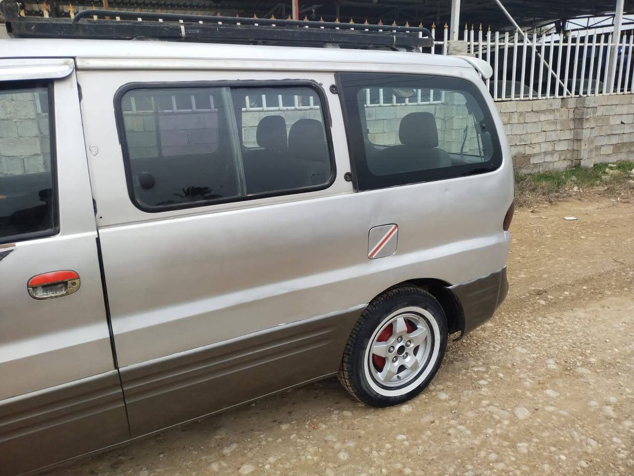 ستاركس موديل 2000خصوصي 7راكب رقم ديالى دولي كير عادي محرك جديد شواصي نضاف صبغ شي قليل سعرها 67$او بيها مجال بسيط مكان ديالى  للتواصل ***********
