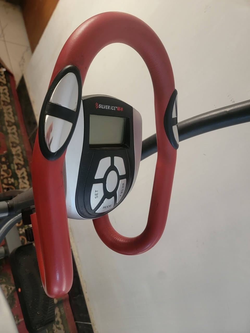 ​💪 جهاز الرشاقة المتكامل 2 في 1: أوربتراك + دراجة ثابتة 🚴‍♂️
جهاز E-Strider BE3160 من ماركة Body Sculpture العالمية.
​✅ المميزات:
​تصميم مزدوج: يستخدم كجهاز أوربتراك (واقف) أو كدراجة تمارين (جالس) بفضل المقعد المريح.
​تمرين شامل: يحرك عضلات الجسم كاملة ويساعد في حرق الدهون بفعالية عالية.
​لطيف على المفاصل: حركة انسيابية تحمي الركب والظهر.
​كامل الملحقات: يتوفر معه كتيب التعليمات وأدوات الضبط الأصلية.
​مثالي جداً للتمارين المنزلية وتوفير المساحة! ✨

السعر ١٥٥ الف 
الجهاز نظيف جدا استخدام قليل .


**إذا كنت صاحب هذا الإعلان وتريد حذفه لأي سبب، رجاءا أرسل رسالة إلى الدعم الفني**