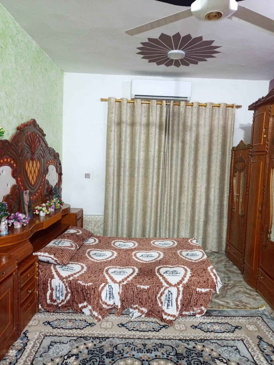 السلام عليكم للبيع بيت المساحه500مترمع محلات مع حديقه مساحة الحديقه180متر بناء طابوق ركن على شارعين جنس الارض طابو زراعي سند 25 خدمات كامله تبليط ماء اساله كهرباء الموقع ديالى بعقوبه قرب جسر خرنابات  يبعد عن مركز المدينة خمس دقائق السعر 125وقابل للتفاوض ***********
