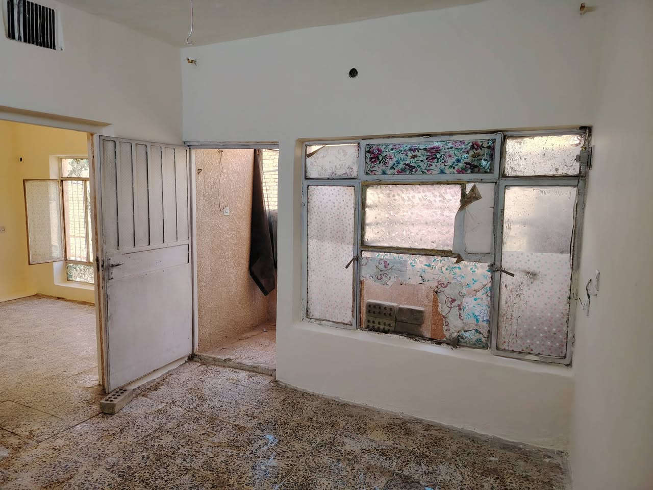 السلام عليكم
شقه للايجار طابق أول
تحتوي على غرفتين نوم + صاله + مطبخ +حمام وتواليت + بلكونه
عنوانها بغداد الجديده / شارع المسبح قرب مدرسة البحتري والدفاع المدني
الإيجار 350
غير متواجد بالفيس ***********
