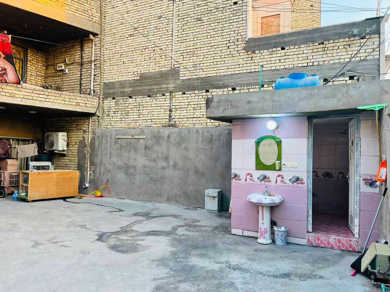عقار للبيع مساحته ٢٤٤,٦ م   طابو صرف واقع حال ٢٥٠ م واجهه ١٠ ونزال ٢٥
الحبيبية شارع كرزات عادل سادس فرع يسار عريض 

قرب أسواق محمد دشر 

يتكون البيت طابق الأرضي كراج كلش جبير تقريبا ب٨٠ متر يكفي ٤ سيارات واستقبال كبير ٧ *٣ 

وهول ٤*٥ 

ومطبخ ٤*٥ 

وحمام داخلي وخارجي 

وطابق الاول يحتوي ٤ غرف نوم كبيره 

وحمام 

والطابق الثاني بيتونه وسطح 

بيت مرتب ونظيف 

ومنطقه هدوء وجيران احسن ناس 

السعر ٧٣٣,٠٠٠,٠٠٠ مليون وبي مجال للشراي 

للاستفسار. 

***********
