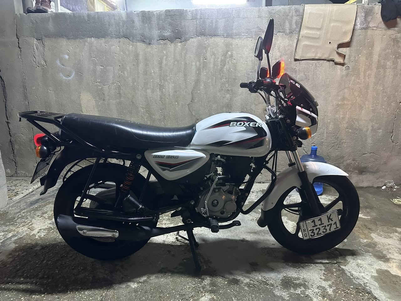 السلام عليكم دراجه بوكسر كلاسك موديل 23 نازله بل 24 شهر الرابع  دراجه جديده و نضيفه و استعمال شخصي يعني ما مشتغله دلفري و برغي ما مفتوح بيها و وديها اي مصلح يعجبك  دراجه خير من الله ماشيه 13 الف و ما صار هوايه من نازله من الرمبه تجي تفحص بيدك بيها نقص واحد الصفاحيه الي من جهت الباتري نباكت   *********** عنواني بغداد الشعب
