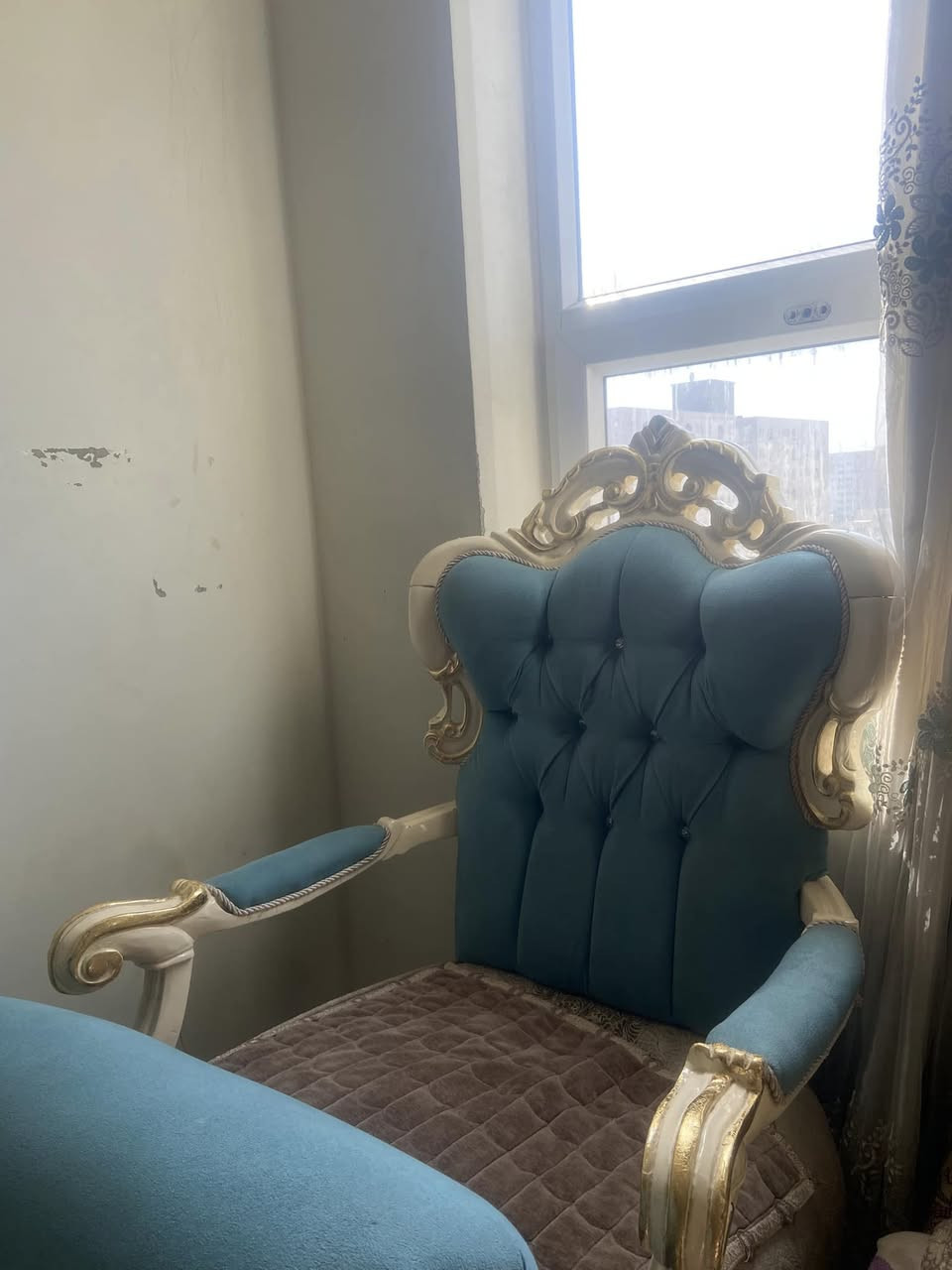 تخم للبيع ٢قطع كبيرة +٤كراسي السعر خاص رقم الهاتف***********
