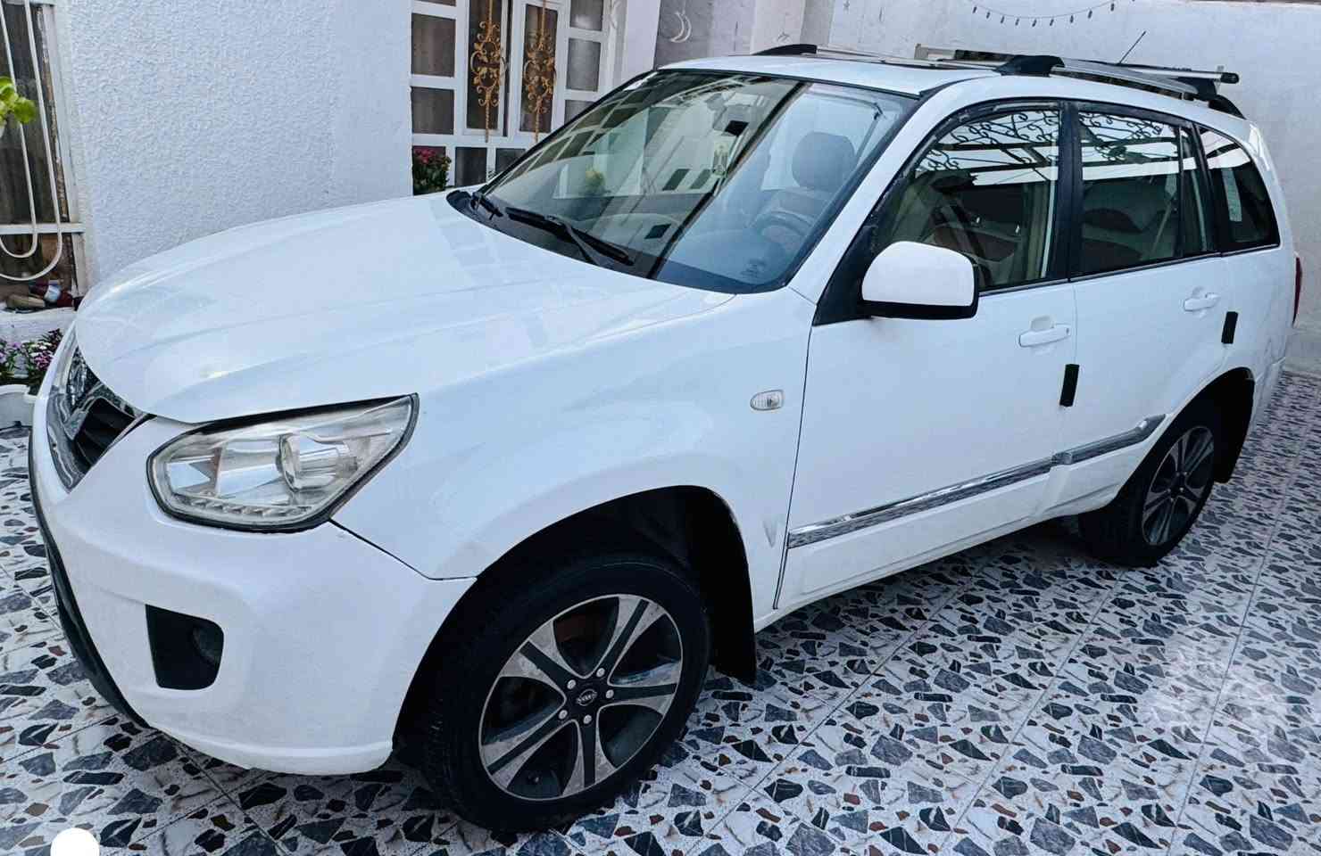 سلام عليكم 
للبيع شيري تيگو موديل 2013 محدثة 2018  فول مواصفات منظومة زنون رقم بغداد الدولي سنوية لغاية 2028 وهزة جديدة ماشية 71 الف كيلو سيارة بلادية بدون ضربة بيها صبغ قطعتين بدون دواخل مكان السيارة الرمادي قرب جامعة الانبار سعرها 64 ورقة وبيها مجال بسيط للاستفسار اكثر الاتصال بالرقم *********** 
اعتذر عن البيع بالتقسيط
