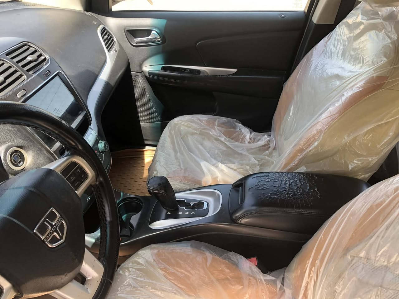 السلام عليكم
دوج جورني ٧ راكب

فئة sxt 

مكينه ٣٦٠٠، ٦ سلندر

AWD دفع رباعي سحب

موديل ٢٠١٣

مكفولة مكينه وكير

مري كهربائي 

تحكم ستيرن

٣ قطع تبريد

طخم تاير

بدون ايرباك

شاشه كبيره وشاشة عطلات صغيره

السياره باسمي رقم بغداد 

السياره مالة جناي

ملاحظة؛ الضربه جانبيه جاملغ امامي وجزء من الدعاميه..الدعاميه مبدله جديده نفس اللون

سعر ١١٥$ وبيها مجال للشراي

رقمي  ***********
