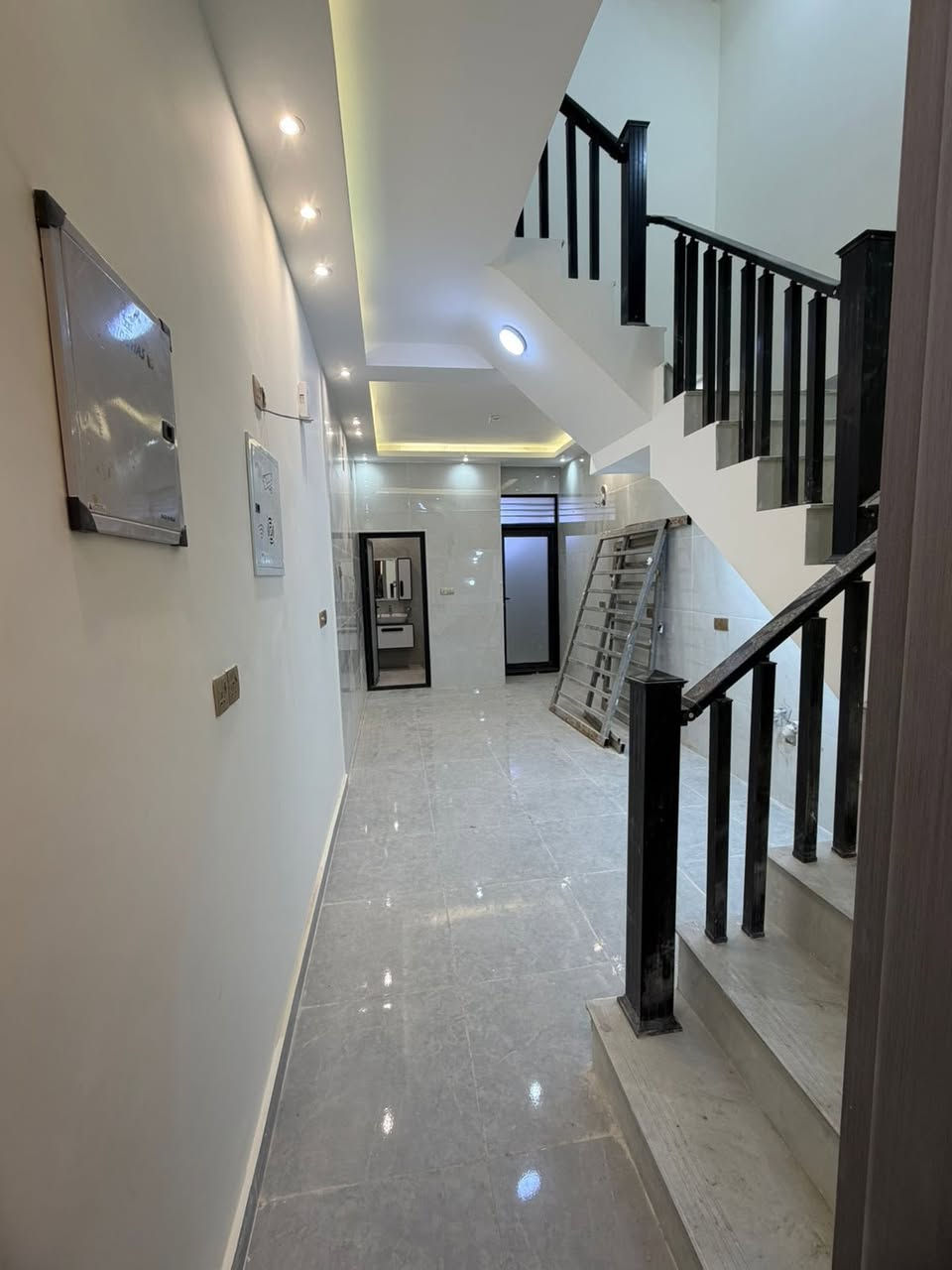 السلام عليكم
يستمر مكتب مسكنك للعقار بتقديم
افضل العروض المناسبة إلى الزبائن الكرام
🔹بيت 3طوابق للبيع مساحته 45 متر
🔸الواجهة 3 متر 🔸النزال 15 متر
🔹يحتوي البيت على (صاله -ومطبخ -3غرف نوم وخدمات)
🔸موقع البيت / سومر قرب جامع مصعب
🔹للاستفسار أكثر مراجعةمكتب مسكنك للعقار 
الواقع /البنوك شارع المطاعم مقابل بن رضا علوان
أو الاتصال على الرقم ☎️ ***********
