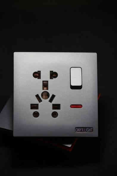 السلام عليكم 
بيع المواد الكهربائي بسعر جمله الجمله يتوفر توصيل ونقليات للمحافضات وبننسب الأسعار 
تواصل 
*********** 
متوفر واتساب
