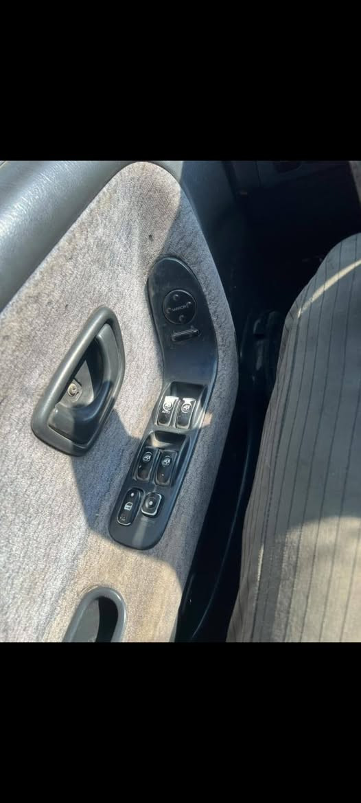 للبيع سوناته تو موديل93 اوتماتيك  رقم صلاح الدين انكليزي ثاني يوم احول مصبوغه عام لجماليه محرك صدر شرط تخم تايرات شديتهن قبل سبوعين  جدد  سياره جاهزه مال جناي 
المكان تكريت مامتواجد عل فيس ***********
*********** نتصل ودلل
