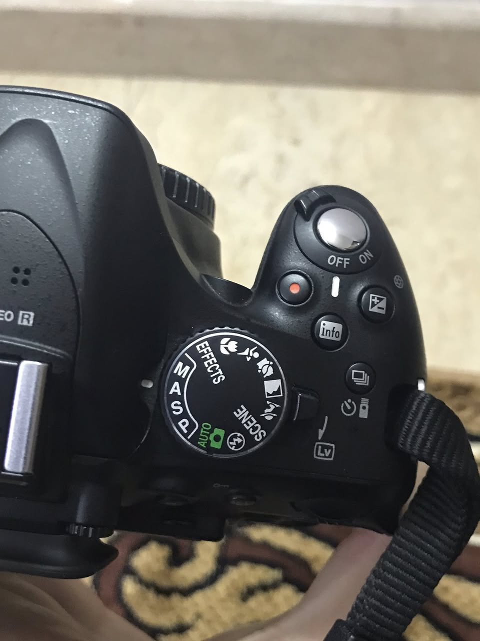 السلام عليكم كاميرا نيكون D5200 نظيفة 100% استعمال بيت قليل جداً مراية قلاب وعدسة البلادية مالتها vr18-55mm
الملحقات 
 بطاريتها البلادية + هود + شاحنة عدد 2 مع كيبل+ كيبل نقل بيانات + كفر كاميرا + كفر عدسة +  جنطة + سير 
السعر 350 مكاني بغداد اليرموك
 ماعندي توصيل 
***********
