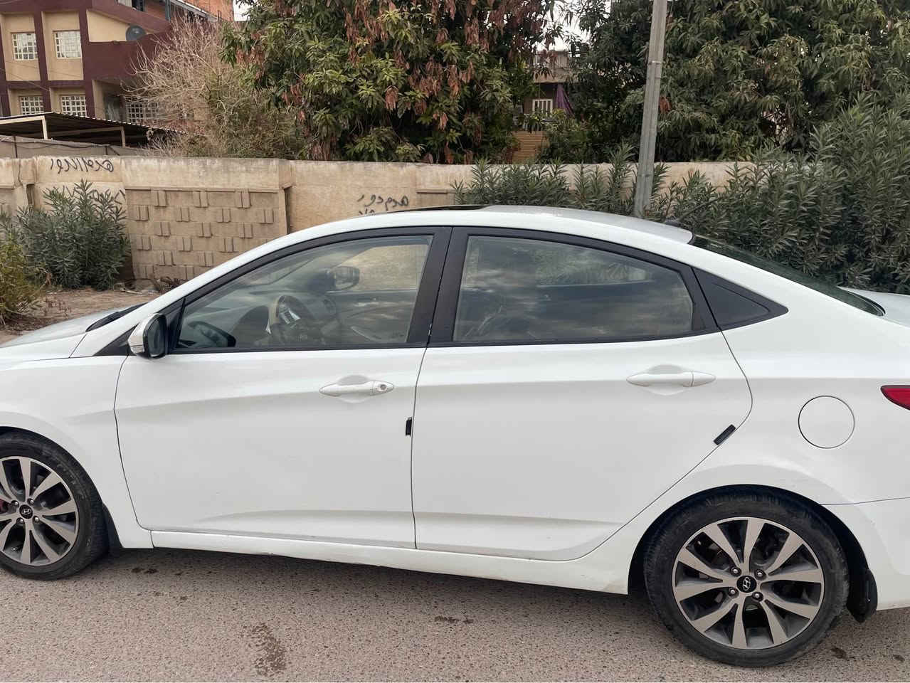 سلام عليكم 
اكسنت 2015 خليجي للبيع
محرك 1600 فتحة و شاشة ايباد 
ماشية 106 الف 
لايت عدسة و اوتو 
تجوة حصان
اشاير بالمري 
السيارة بيها صبغ بالجاملغ الخلفي صفحة السايق و راكب و صبغ بالدوسة صفحة السايق و تبديل جاملغ الامامي صفحة السايق و باب السكن 
مكان السيارة بغداد المنصور
السعر ٩٠ وبي مجال 
*********** بغداد, العراق
