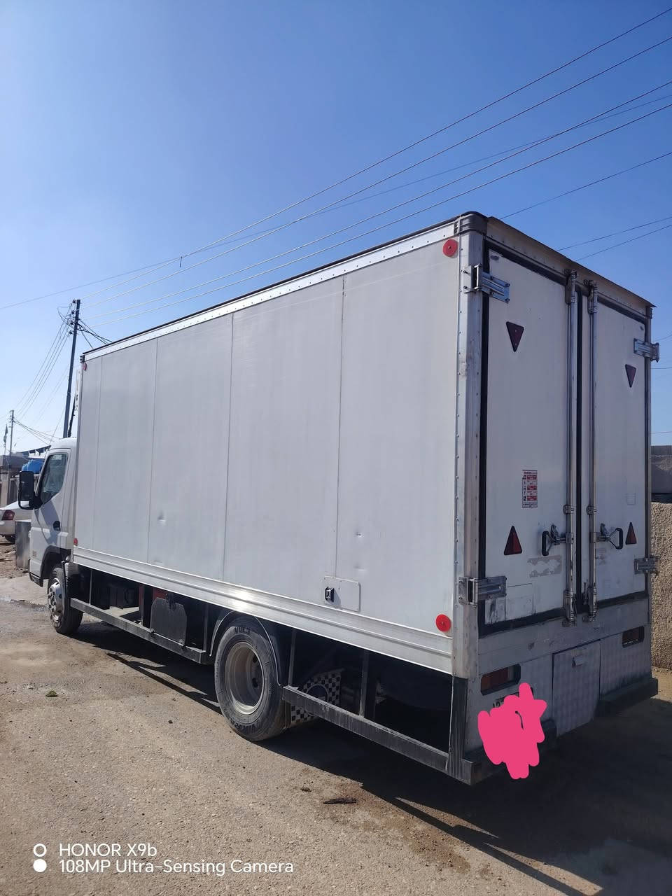 السلام عليكم ورحمة الله  كنتر براد طول ٥ جهاز منفصل موديل 2017 كفاله عامه من عده باب سكن مصلح سياره جاهزه من كلشي عنوان بغداد رقم ربيل بسمي رقم هاتف ***********
