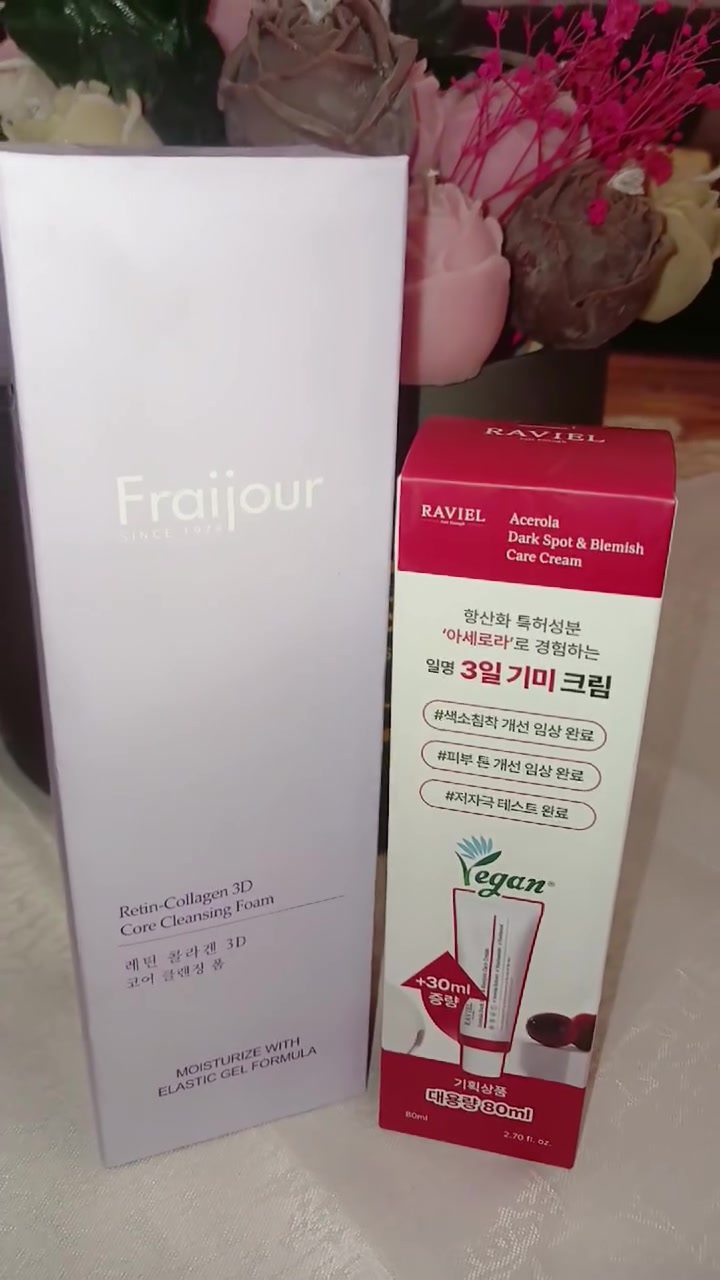 🔥 بكج الكلف والتصبغات الكوري - 

بقطعتين بس تخلصين من 5 مشاكل دفعة وحدة:

**1. غسول Fraijour Retin-Collagen 3D ✨**
**التركيبة:** ريتينول 3D + كولاجين ثلاثي الابعاد + Elastic Gel Formula
**فوائده:**
1. ينظف المسام بعمق ويشيل الرؤوس السوداء 
2. يحفز الكولاجين = شد وتصغير مسام وخطوط اقل
3. يرطب وما ينشف ابد لان جل مرن مو رغوة قوية
4. يجدد الخلايا = يعالج البهتان ويرجع النضارة

**2. كريم RAVIEL Acerola Dark Spot Cream 🍒**
**التركيبة:** خلاصة فاكهة الأسرولا فيتامين C مركز 10 اضعاف البرتقال + Vegan
**فوائده:**
1. يمسح البقع الداكنة، الكلف، اثار الحبوب "كريم 3 ايام"
2. يوحد لون البشرة = وجه واحد صافي
3. مضاد اكسدة يحمي من الشمس والتصبغات الجديدة
4. مختبر اكلينيكياً + آمن للبشرة الحساسة

**المن يناسب؟** كل انواع البشرة
دهنية، جافة، مختلطة، حساسة - كله يفيدهم لان مكوناته خفيفة وآمنة

**شوكت يستخدم؟**
الصبح: الغسول → الكريم → واقي شمس اجباري ☀️
بالليل: الغسول → الكريم 
ملاحظة: الرتينول + فيتامين C لازم وياهم واقي شمس علمود النتيجة تدوم

**المميزات اللي تفرقه عن غيره:**
1. قطعتين تغنيج عن 10 منتجات
2. حجم دبل الكريم 80مل +30مل هدية = يكفي 4 شهور 
3. Vegan بدون عطور وكحول
4. نتيجة تبين من اول اسبوعين استخدام منتظم

**السعر 35 الف بس + التوصيل مجاني لجميع المحافظات 🚚**
مرمر السكر 🇰🇷 🇰🇷 🇰🇷 
خبيرة العناية ❤️ بالبشرة الكورية 
@إشارة الجميع ام صوفي كروب طبخ عراقي ...ارقى الوصفات واشهى الاكلات كروب حي الجهاد


**إذا كنت صاحب هذا الإعلان وتريد حذفه لأي سبب، رجاءا أرسل رسالة إلى الدعم الفني**