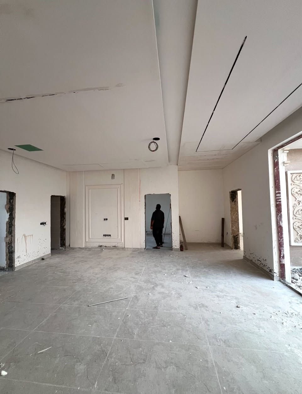 مزرعة للبيع بغداد الرضوانية معمل زينب شارع رابع مساحه دونم واجه 33متر ونزال 77متر  تحتوي على دار مساحته 260متر يحتوي على 3غرف نوم ماستر وصالة كبيره ومطبخ وصحيات ومخزن وتحتوي على مسبح داخلي مغلق قياس 5*8متر ومسبح خارجي معا جلسه قياس مسبح 6*13متر وتحتوي على جلستين خارجيه وكراج وحديقه وأشجار النخيل وتحتوي على غرفة حارس ومولده مجهزه بكامل غرفه وصحيات مفروشه ومجهزه سبلت وتحتوي على مولد كهرباء كبير 35 كيڤي المزرعه قيد الإنشاء باقي شهر وتسلم كامله المشتري يستلم مفتاح جنس الارض طابو زراعي سند 25 فتح بيان وتحول بسم المشتري المزرعة متعوب عليه كلش.
متوفر عروض بكافة مساحات دوانم ومزارع اي شخص عنده عقار للبيع يتواصل ويانا استفسار اتصال او واتساب 
***********
