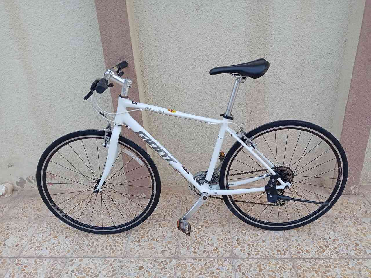 السلام عليكم
دراجه ماركة #GIANT_ESCAPE  جيانت اسكيپ

حجم 28 (C700)  
معدن المنيوم
لشه مضلع موديل حديث
 سستم شيمانو آلتوس 8X3 
بريكات تيكترو بالمكان 
وياله زوم طبقتين مختم #GIANT
تايرات كتان اصليه مختم #جيانت 
🔴قطعه مال حاوية مامبدل بيها برغي وضع شركه
#السـعر 185 
#مكان_موصل_جانب_الايسر
#يوجد_توصيل_محافضات


**إذا كنت صاحب هذا الإعلان وتريد حذفه لأي سبب، رجاءا أرسل رسالة إلى الدعم الفني**