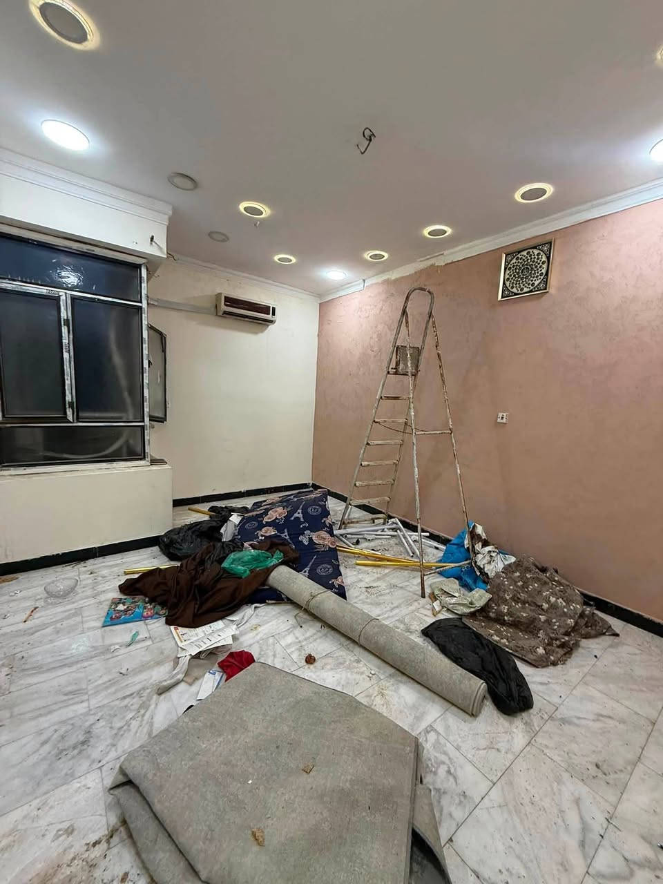 🏡 بيت للإيجار في السيدية 🌟
​📐 المساحة: 50 متر
🛏️ التفاصيل: 3 غرف نوم + صالة + خدمات
📞 للتواصل: ***********
