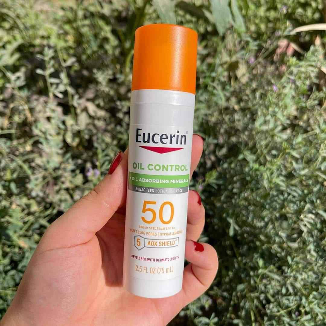 واقي شمس من يوسرين 🇩🇪✨
‏🌸Eucerin age defence🌸

واقي شمس يساعد على تقليل علامات الشيخوخة لا يُسبب الحساسية مطور من قبل أطباء الجلدية واطباء العيون
حماية من الأشعة فوق البنفسجية الطويلة / الأشعة فوق البنفسجية المتوسطة بالإضافة إلى مركب متقدم مضاد للأكسدة، 5 AOX Shield ™
تساعد تركيبته التي تحتوي على حمض الهيالورونيك على تقليل علامات الشيخوخة لمظهر أكثر نعومة وشبابًا.*

✅ افضلل منتجات يوسيرين حيث يعتبر منتج 3 في 1 ( لوشن مرطب + واقي شمس + معالج التجاعيد)
✅ خالٍ من العطور والزيوت والأصباغ والبارابين وحمض بارا أمينوبنزويك والفثالات
✅ لا يتسرب للعينين ولا يسبب الحكة
✅ مصمم ب 5 مضادات اكسدة + حمض الهيالورونيك 
✅ عامل حماية من الشمس 50
✅ يقلل علامات الشيخوخة لمظهر أكثر نعومة وشبابًا
✅ حماية من الاشعة فوق البنفسجية الطويلة / أشعة فوق البنفسجية المتوسطة 
✅ مناسب للاستعمال اليومي كأساس تحت المكياج
✅ لا يسبب حساسية 
✅ مناسب للبشرة الجافة و الحساسة 
✅ لا يسبب البثور (لا يسد المسام)
✅ فعال في إبطال الأكسدة ليحمي أيضًا من الجذور الحرة ويساعد في دعم صحة البشرة.
✅ مناسب للاستعمال اليومي كأساس تحت المكياج
المنشأ الماني🇩🇪🇩🇪 بغداد, العراق


**إذا كنت صاحب هذا الإعلان وتريد حذفه لأي سبب، رجاءا أرسل رسالة إلى الدعم الفني**