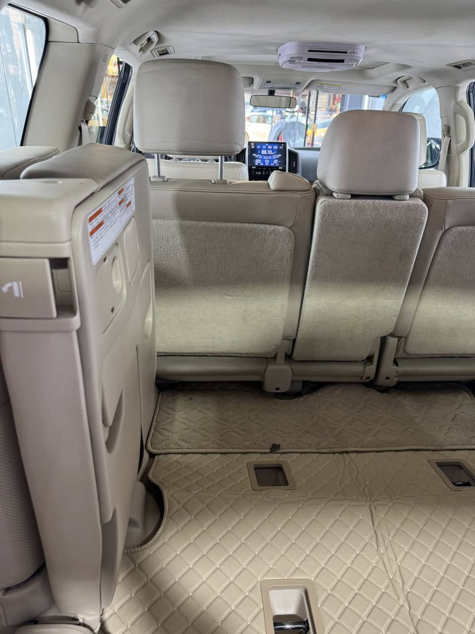 لاندكروزر ١٨ بريم اصلي مكفوله من الصبغ من رقم للرقم ماعدابارد بسيط بالدلعه ورصعه مسحوبه بالجاملغ خلفي من جهة سايق بدي آر  جديده سياره مكفول محرك كير كله ع بلاد تخم تاير دلوب ٨ايرباك دفيدي بالقماره اشارات لكزز تشغيل عن بعد زنون اصلي مع حساسات اماميه وخلفيه وكامره خلفيه وباسمي تحويل مباشر اتصال ع رقم *********** مكانه بغداد شارع فلسطين والسعر ٤٨٥
