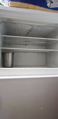 يوجد ثلاجه للبيع السعر 150وبيها مجال الاتصال على الرقم عالفيس مامتواحد...
