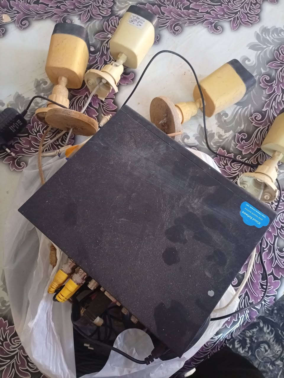 سلام عليكم كامرات للبيع اربعه هن والمنظومه كاملات شرط الشغل ***********
