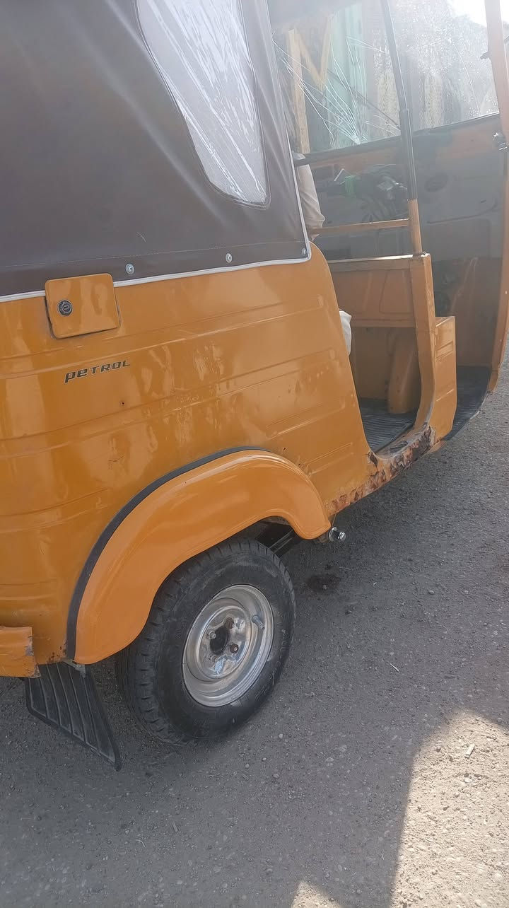 سلام عليكم تكتك للبيع 2019 رقم نكليزي  مجفته مثل ما بل صوره السعر 6او بيه مجال ***********
