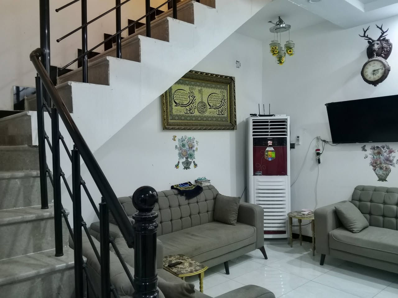 عقار- للبيع ✅
🏠طابو صرف مساحة 150 م ام العصافير نزلة الصناعة
خلف حقوق الانسان
🏠 سنة البناء 2020
📌 الطابق الأول (غرفتين وبراني وصاله ومطبخ وصحيات داخلية وخارجية )
📌الطابق الثاني ( غرفتين وصالة ومجمع صحيات )
السعر 💵 155 مليون قابل للتفاوض
للراغبين بالشراء تواصل على الواتساب او الاتصال على الرقم التالي ***********
عنوان المكتب السماوة أم العصافير مقابل جامع الزهراء 
🔺 ملاحظة: عمولة المكتب 1٪ من البائع والمشتري غير قابلة للتفاوض 
🔺 للراغب في عرض عقاره لدى مكتبنا تواصل خاص مع ذكر تفاصيل العقار 
📌من لديه طلب شراء وجاد بالشراء سنوفر طلبه باسرع وقت ممكن من قطع ودور سكنية وهياكل ودوانم
